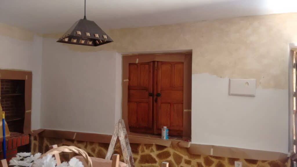 Pintando pared vivienda