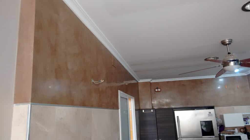 Acabado de pintura efecto marmol en vivienda