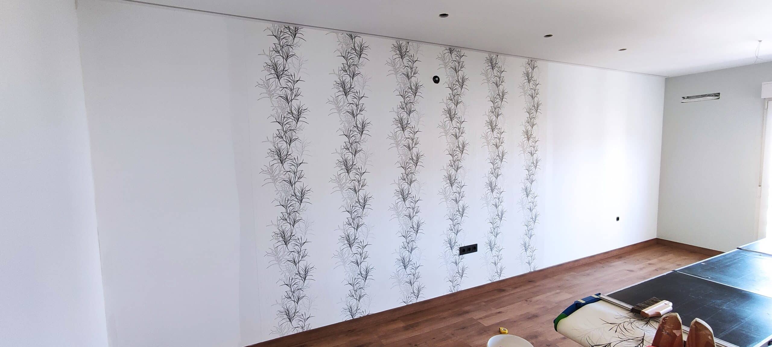 Panel de papel pintado en vivienda