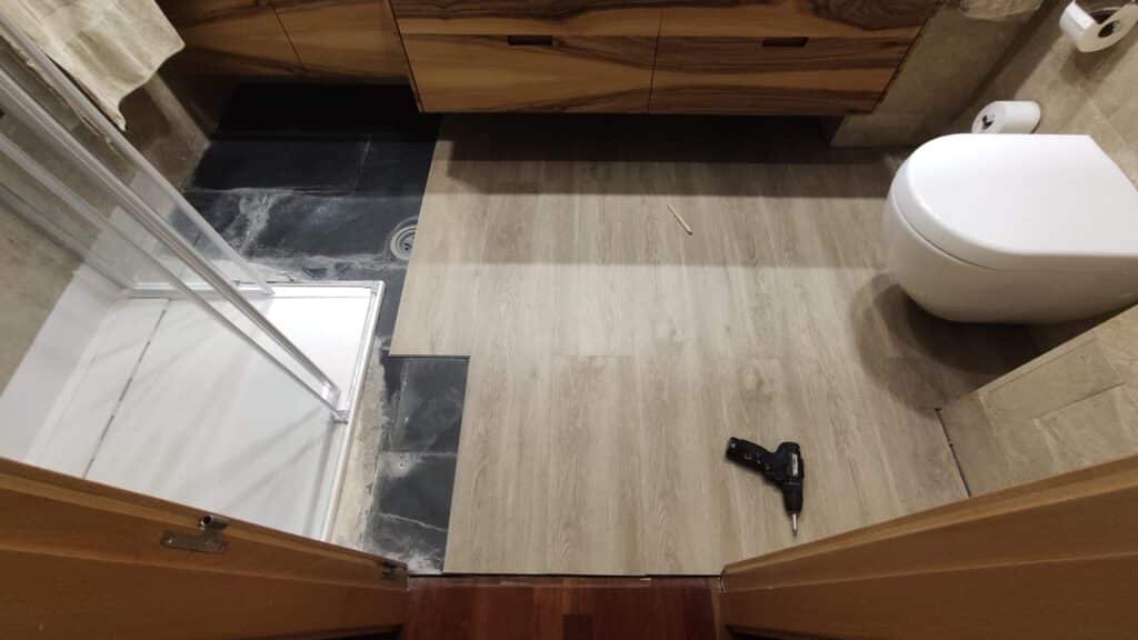 Suelo laminado en baño colocado